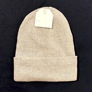 Shimmering silver women’s knit hat. Light grey, silver thread. Soft lining. NWT